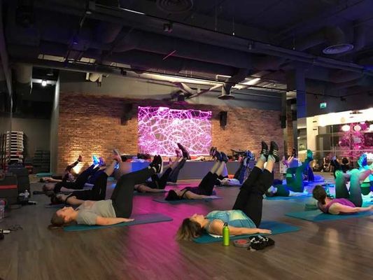 P6 Tetap Instalasi SMD LED Display Indoor Aluminium Black Cabinet Untuk Iklan