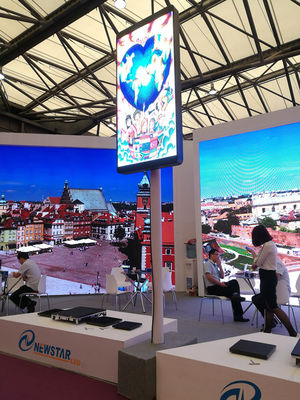 Definisi Tinggi Super Brightness 4.8mm Iklan Outdoor LED Display Road Pole