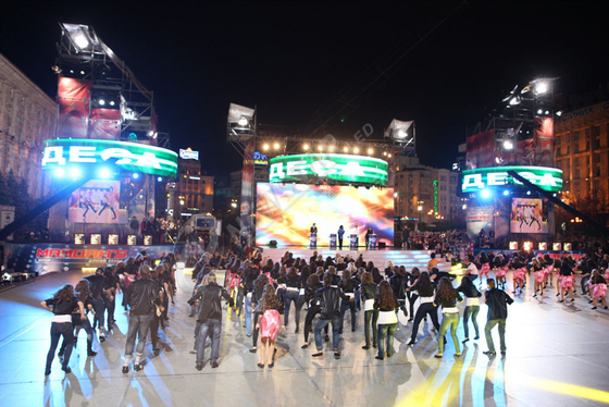 Sewa luar ruangan P7.81 Layar LED Transparan Layar SMD tirai LED untuk Konser